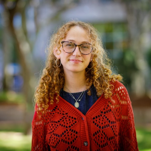 Clara Baisinger-Rosen Headshot